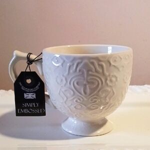 Gorgeous! Simply Embossed White Ceramic Mug Designed In England ⚜️